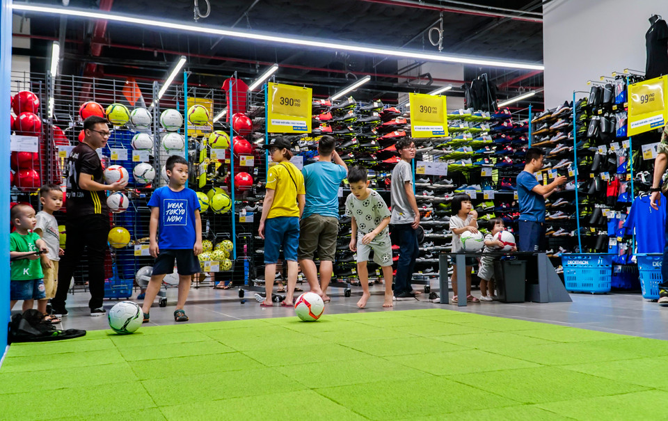 Khách hàng có thể trực tiếp trải nghiệm sản phẩm các bộ môn như hiking (leo núi dã ngoại), tập GYM, bóng đá, đạp xe,… ngay trong chính cửa hàng với sự hỗ trợ đội ngũ nhân viên chuyên nghiệp. (Ảnh: Minh Hiếu/Vietnam+) 