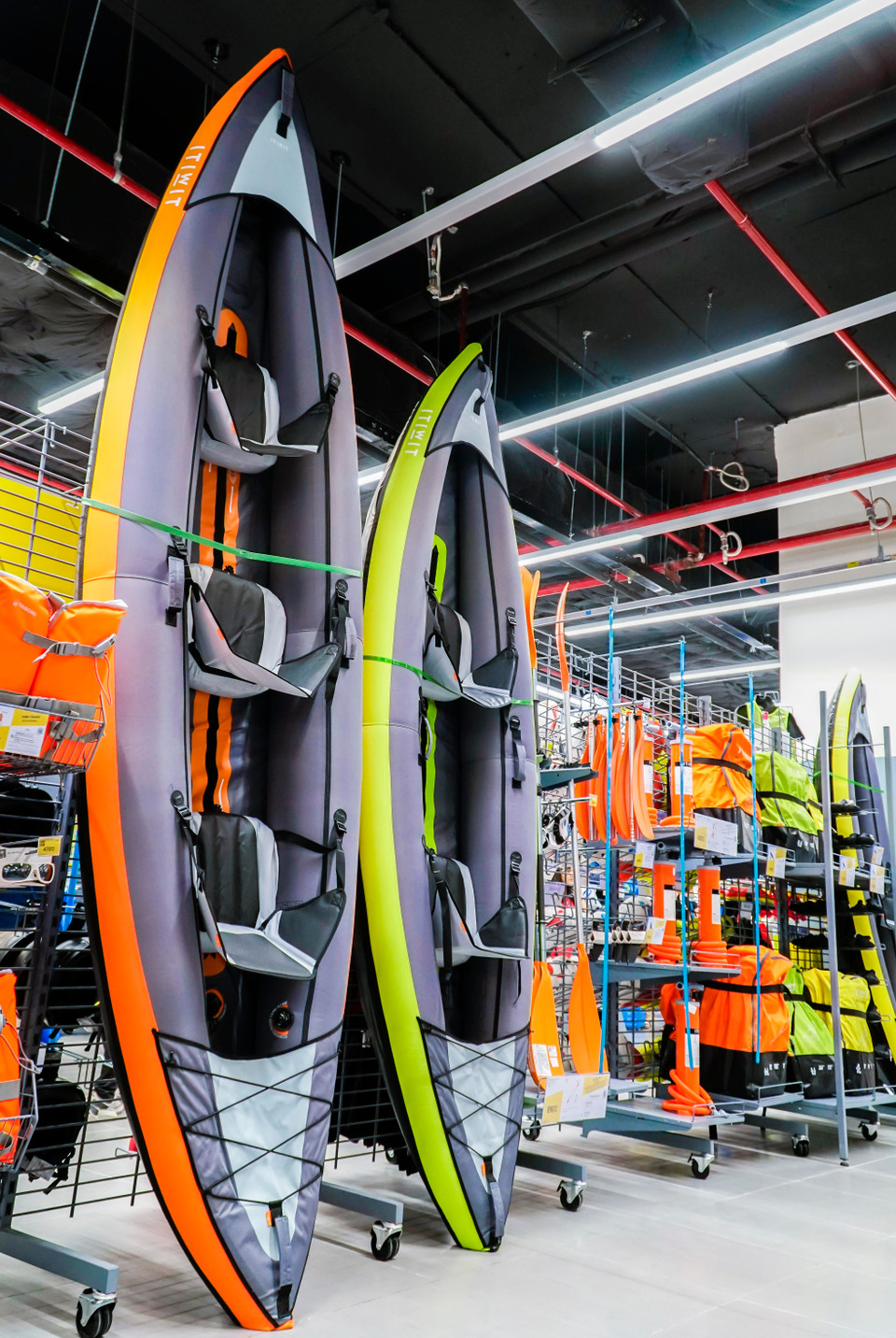 Decathlon cũng cung cấp một số sản phẩm thể thao của các bộ môn như câu cá, cưỡi ngựa, chèo thuyền... mà khách hàng sẽ không dễ dàng tìm mua được tại Việt Nam. (Ảnh:Minh Hiếu/Vietnam+)