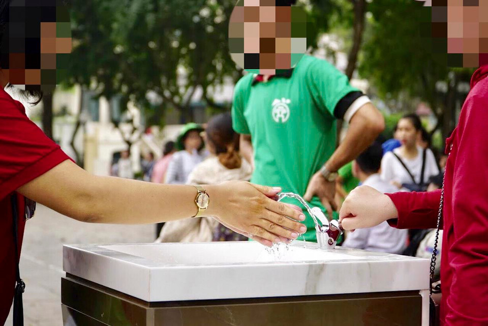 Dù trên trụ nước có ghi không sử dụng nước vào các mục đích khác nhưng một vài du khách vẫn thản nhiên dùng nước để... rửa tay. (Ảnh: PV/Vietnam+)