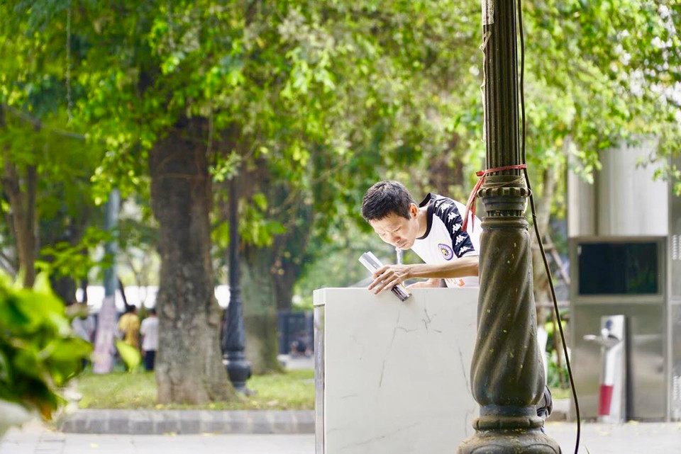 Trụ nước được đặt khá thấp, chiều cao khoảng 1 mét nên phù hợp cho mọi đối tượng sử dụng. (Ảnh: PV/Vietnam+)