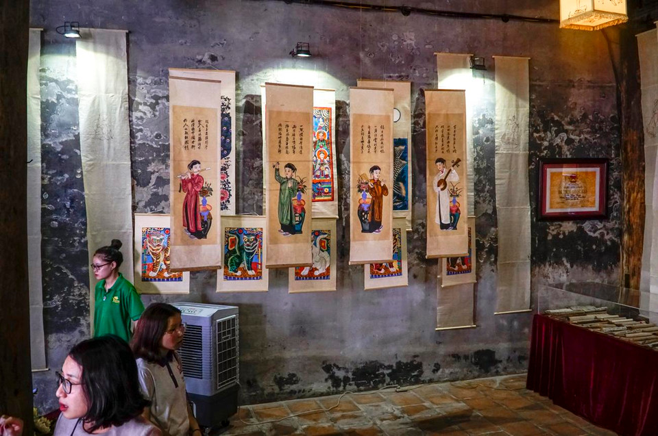 Những bức tranh dân gian xưa in trên nền tấm giấy dó. (Ảnh: PV/Vietnam+)