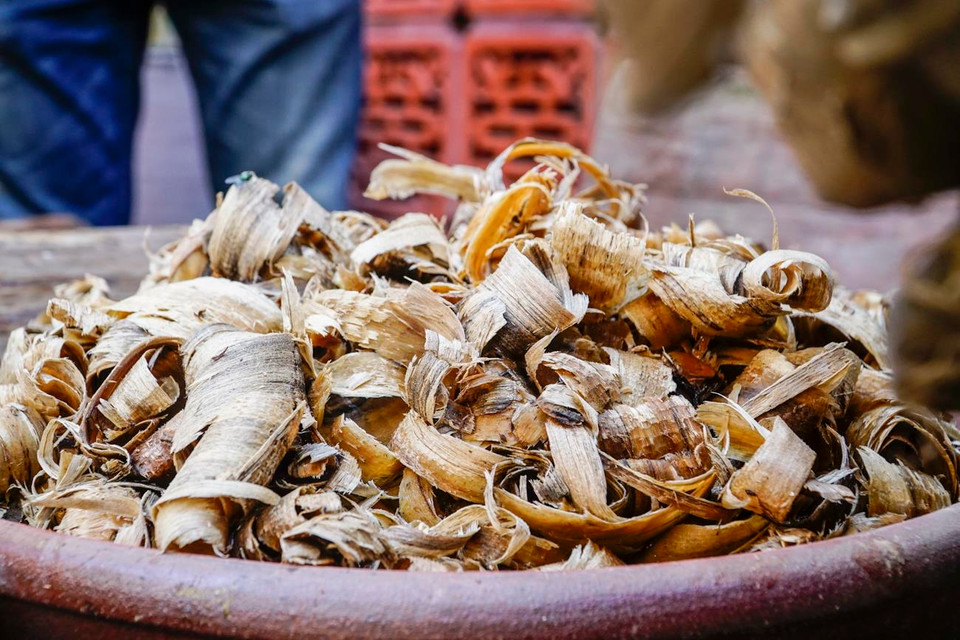 Vỏ cây dó được bào từng sợi nhỏ, phơi khô để chuẩn bị cho các công đoạn làm giấy. (Ảnh:PV/Vietnam+)
