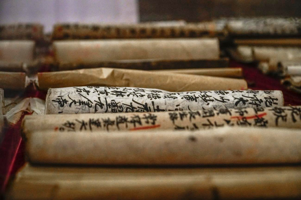 Giấy dó in trên các tập sách Hán, Nôm xưa. (Ảnh:PV/Vietnam+)