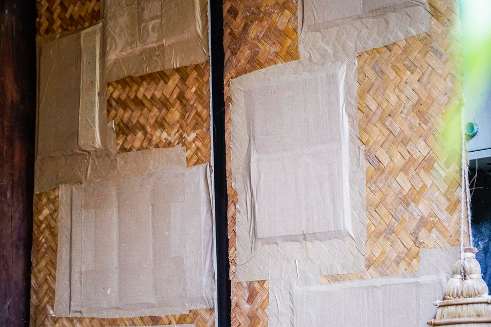 Những tấm giấy dó đang được phơi khô để chuẩn bị sử dụng sau nhiều công đoạn thực hiện. (Ảnh:PV/Vietnam+)