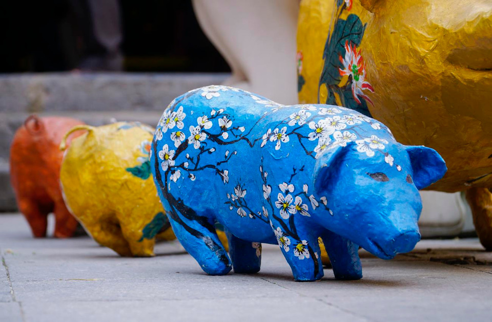 Từ những trang giấy dó mỏng dai, nhẹ xốp..., dưới bàn tay người nghệ nhân đã trở thành tác phẩm độc đáo (Ảnh:PV/Vietnam+)