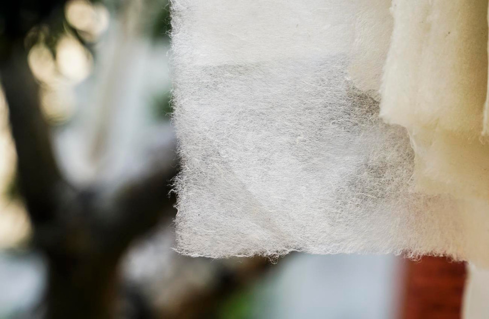Những tấm giấy dó tuy mỏng manh nhưng rất bền, có tuổi thọ lên đến hàng trăm năm. (Ảnh:PV/Vietnam+)