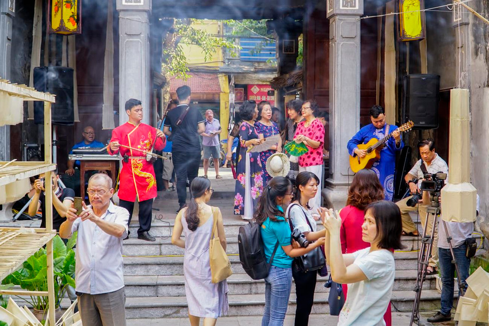 Triển lãm trưng bày, giới thiệu nghề truyền thống với chủ đề "Dó Việt Xưa - Nay" diễn ra hai ngày 24/4 -25/5 tại Đình Kim Ngân, Hàng Bạc, Hà Nội. (Ảnh: PV/Vietnam+) 