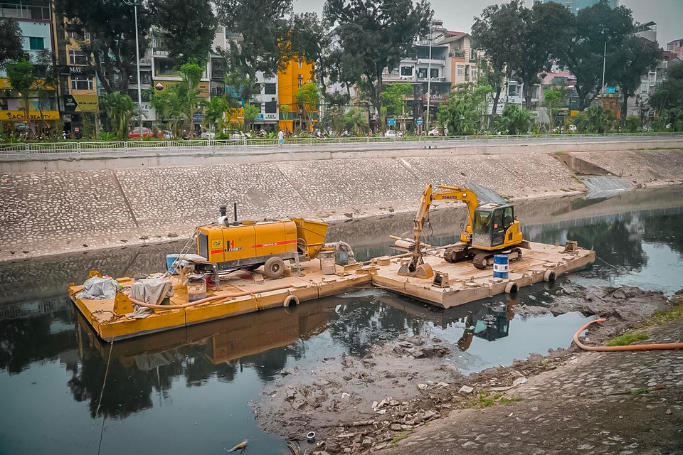Những máy móc thiết bị hiện đại để nạo vét bùn sâu dưới lòng sông vẫn đang hoạt động mỗi ngày. (Ảnh:PV/Vietnam+)