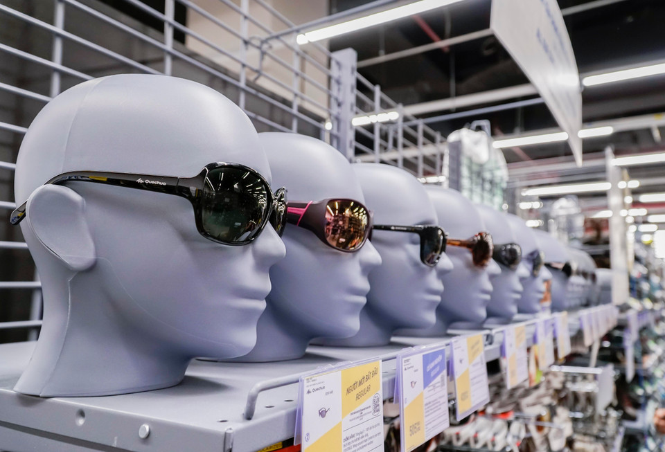 Các mẫu kính có giá thành rẻ nhưng khá thời thượng. (Ảnh: Minh Hiếu/Vietnam+)