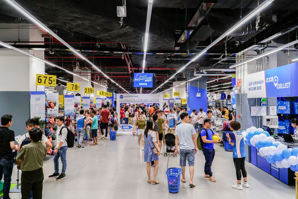 Ra mắt ngày 27/4, cửa hàng nằm trong trung tâm Vincom Mega Mall Royal City, Hà Nội với diện tích 4300m2, cung cấp hơn 14.000 sản phẩm đa dạng từ thiết bị, dụng cụ cho tới trang phục cho hơn 70 bộ môn thể thao. (Ảnh: Minh Hiếu/Vietnam+)
