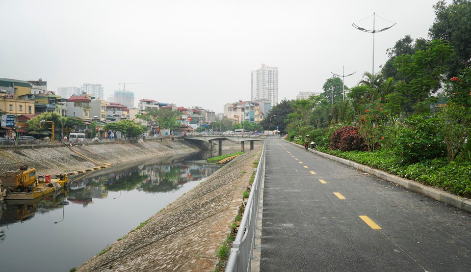 Tất cả công nhân thu dọn vệ sinh trên dòng sông Tô Lịch đều chung mong muốn người dân Thủ đô hãy có ý thức hơn, không nên vứt rác thải bừa bãi, để con sông một ngày được 'thở.' (Ảnh: PV/Vietnam+)