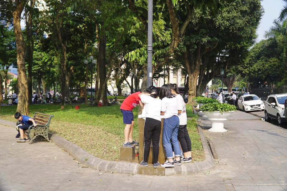Trụ nước mới đặt tại Vườn hoa Lý Thái Tổ gây hiếu kỳ cho người dân khu vực này. (Ảnh: PV/Vietnam+)