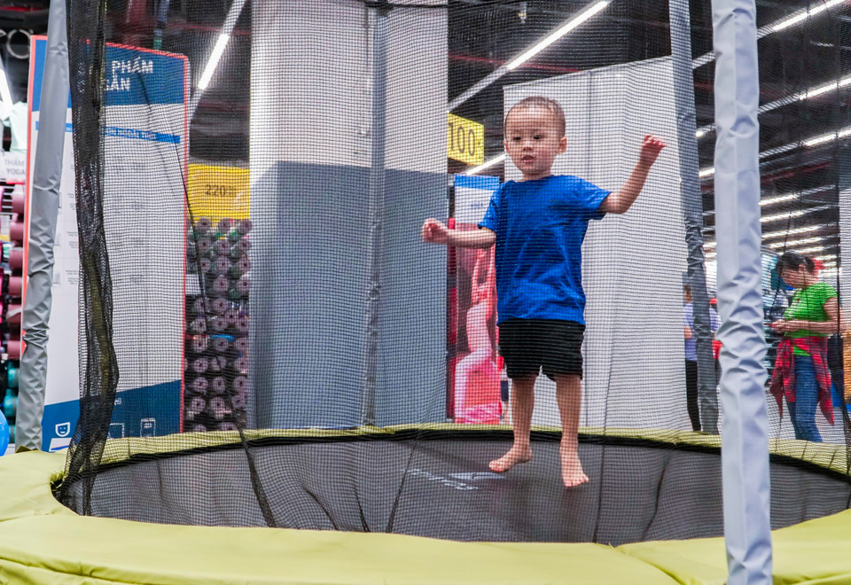 Các bạn nhỏ thích thú trải nghiệm dịch vụ nơi đây. (Ảnh: Minh Hiếu/Vietnam+) 