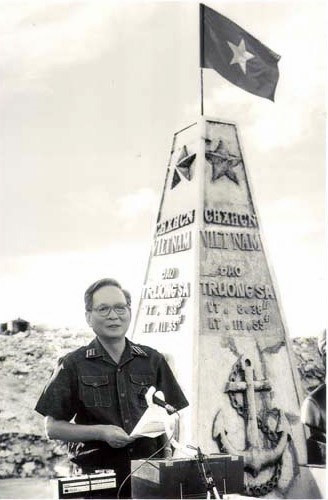 Trong chuyến ra thăm Trường Sa (tháng 5/1988), Đại tướng, Bộ trưởng Quốc phòng Lê Đức Anh phát biểu về chủ quyền thiêng liêng của quần đảo Trường Sa và trách nhiệm, sứ mệnh của bộ đội Trường Sa trong việc bảo vệ chủ quyền của Tổ quốc nơi đầu sóng ngọn gió. Bài phát biểu ấy được coi như “Tuyên ngôn về Trường Sa” có sức mạnh đặc biệt đối với sự nghiệp bảo vệ chủ quyền biển đảo và toàn vẹn lãnh thổ của Tổ quốc trong thời kỳ mới. (Ảnh: TTXVN)