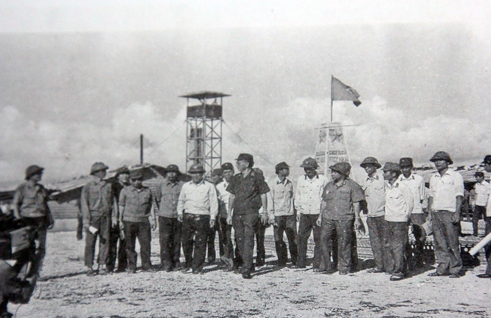 Trong chuyến ra thăm Trường Sa (tháng 5/1988), Đại tướng, Bộ trưởng Quốc phòng Lê Đức Anh phát biểu về chủ quyền thiêng liêng của quần đảo Trường Sa và trách nhiệm, sứ mệnh của bộ đội Trường Sa trong việc bảo vệ chủ quyền của Tổ quốc nơi đầu sóng ngọn gió. Bài phát biểu ấy được coi như “Tuyên ngôn về Trường Sa” có sức mạnh đặc biệt đối với sự nghiệp bảo vệ chủ quyền biển đảo và toàn vẹn lãnh thổ của Tổ quốc trong thời kỳ mới. (Ảnh: TTXVN)