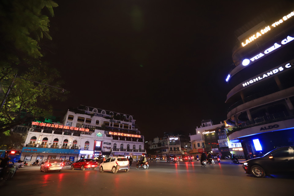 Hiện tại, quận Hoàn Kiếm, Hà Nội đang ở cấp độ 3 (màu cam, nguy cơ cao), do đó, các hoạt động và sự kiện tập trung đông người bị hạn chế. Nhà hàng, dịch vụ ăn uống trên địa bàn chỉ được phép bán mang về và đóng cửa trước 21h hàng ngày. (Ảnh: Hoài Nam/Vietnam+)