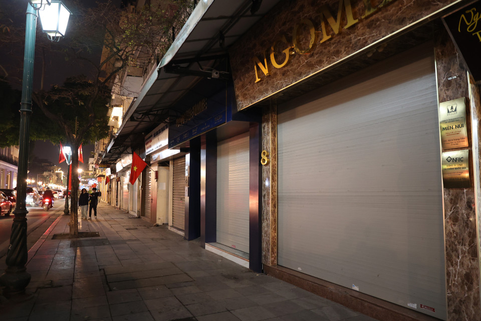 Những con phố trở lên ảm đạm, những hàng quán trong tình trạng ‘cửa đóng then cài’ khiến cho buổi tối cuối năm trên nhiều tuyến phố vắng hơn bao giờ hết. (Ảnh: Hoài Nam/Vietnam+)