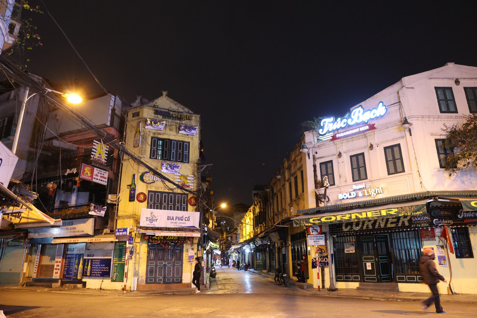 Phố Tạ Hiện vắng vẻ, hiu quạnh lúc 21 giờ do các hàng quán đều đóng cửa. (Ảnh: Hoài Nam/Vietnam+)