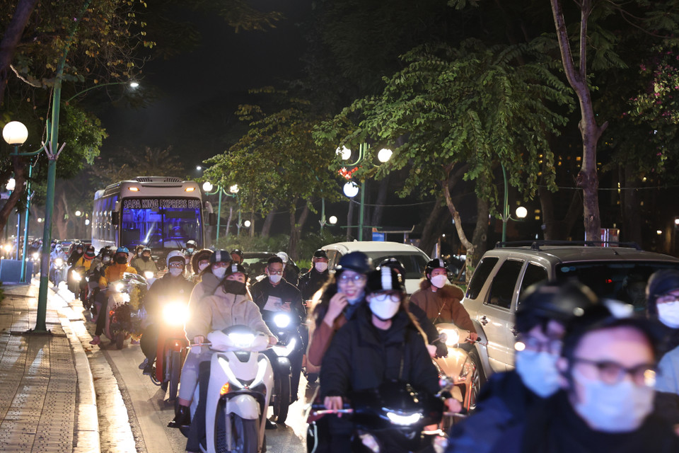 Trái lại, trên đường Thanh Niên vào lúc 22 giờ rất đông người dân ‘đổ’ lên đây. (Ảnh: Hoài Nam/Vietnam+)