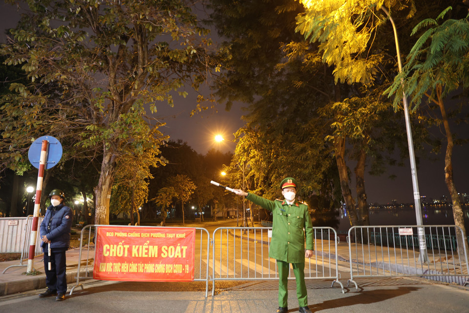 Tuy nhiên, các chốt chặn đường ven bờ hồ đã được dựng từ 21 giờ tránh hiện tượng người dân tụ tập quá đông tại khu vực này. (Ảnh: Hoài Nam/Vietnam+)
