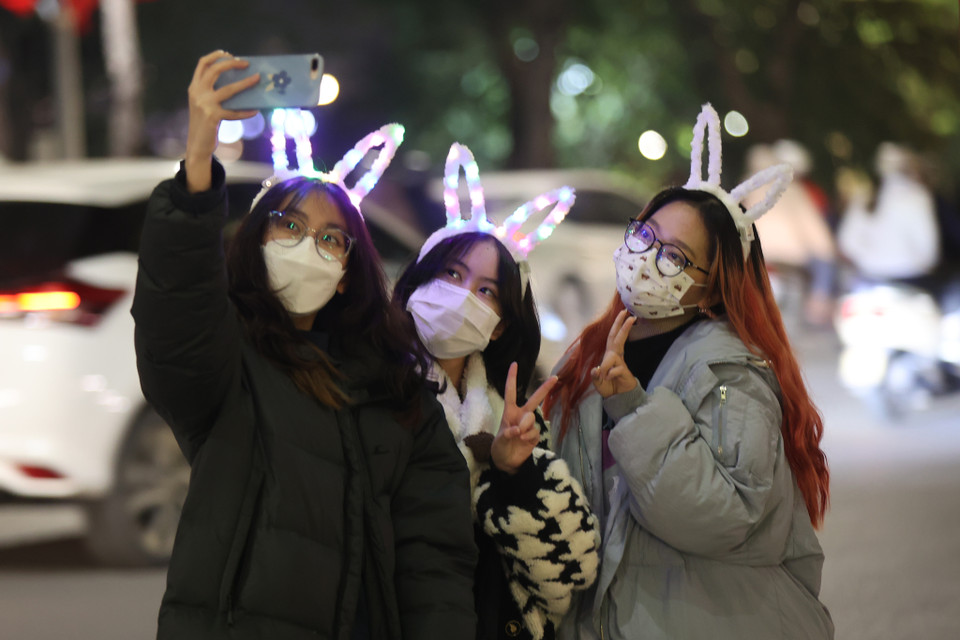 Chỉ có số ít những bạn trẻ đi chơi, chụp ảnh ‘check-in,’ do năm nay không có các hoạt động ngoài trời nên số lượng người không di chuyển nhiều đến khu vực này. (Ảnh: Hoài Nam/Vietnam+)