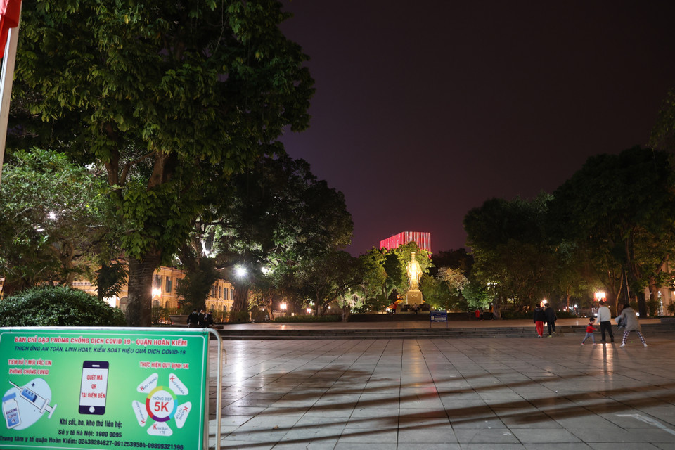 Phố đi bộ xung quanh khu vực bờ Hồ Gươm vắng bóng người qua lại trong đêm cuối cùng của năm 2021. (Ảnh: Hoài Nam/Vietnam+)