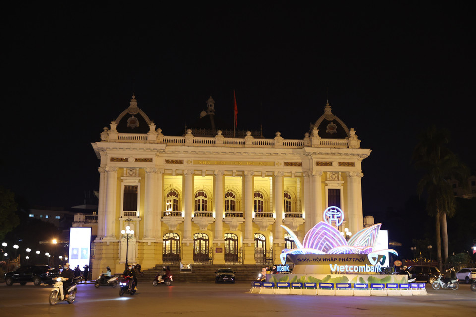 Các hoạt động chào đón năm mới 2022 trên địa bàn quận Hoàn Kiếm đều bị dừng do diễn biến phức tạp của dịch COVID-19. (Ảnh: Hoài Nam/Vietnam+)