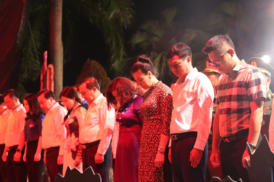 Trong giờ phút thiêng liêng, các vị đại biểu dành một phút tưởng niệm những người đã nằm lại cho sự nghiệp giải phóng dân tộc. (Ảnh: Hoài Nam/Vietnam+)