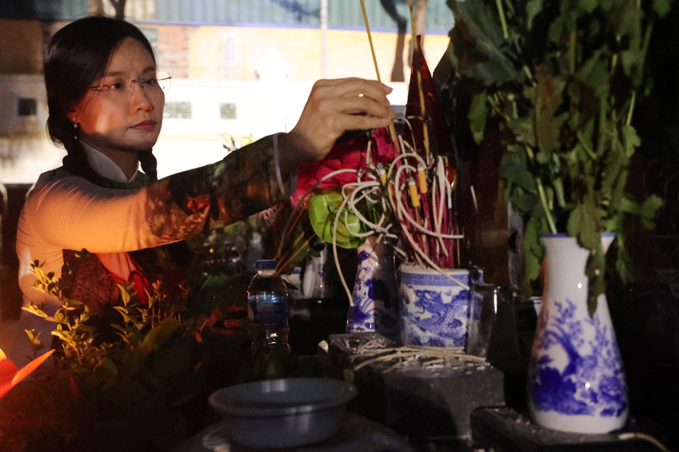 Đồng chí Nguyễn Phạm Duy Trang-Bí thư Trung ương Đoàn dâng hương tại phần mộ các liệt sỹ.(Ảnh:Hoài Nam/Vietnam+)