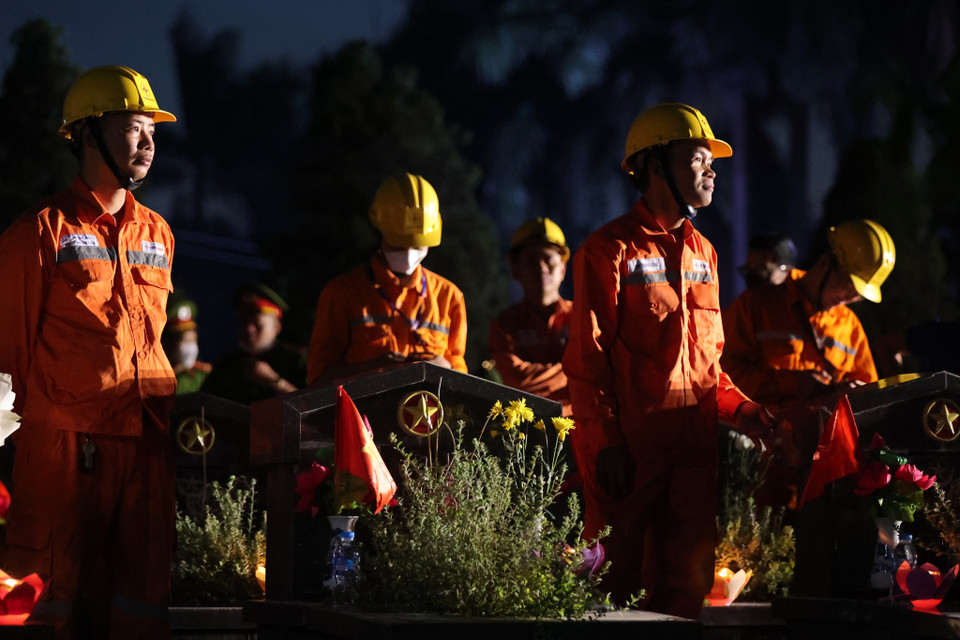 Tổng công ty Điện lực Thành phố Hà Nội tại lễ dâng hương tưởng niệm các anh hùng liệt sỹ. (Ảnh: Hoài Nam/Vietnam+)