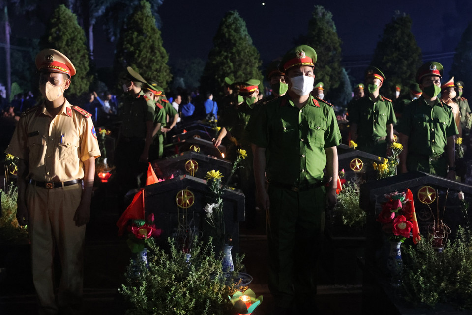 Lực lượng công an tham gia dâng hương tại các phần mộ liệt sỹ. (Ảnh: Hoài Nam/Vietnam+)