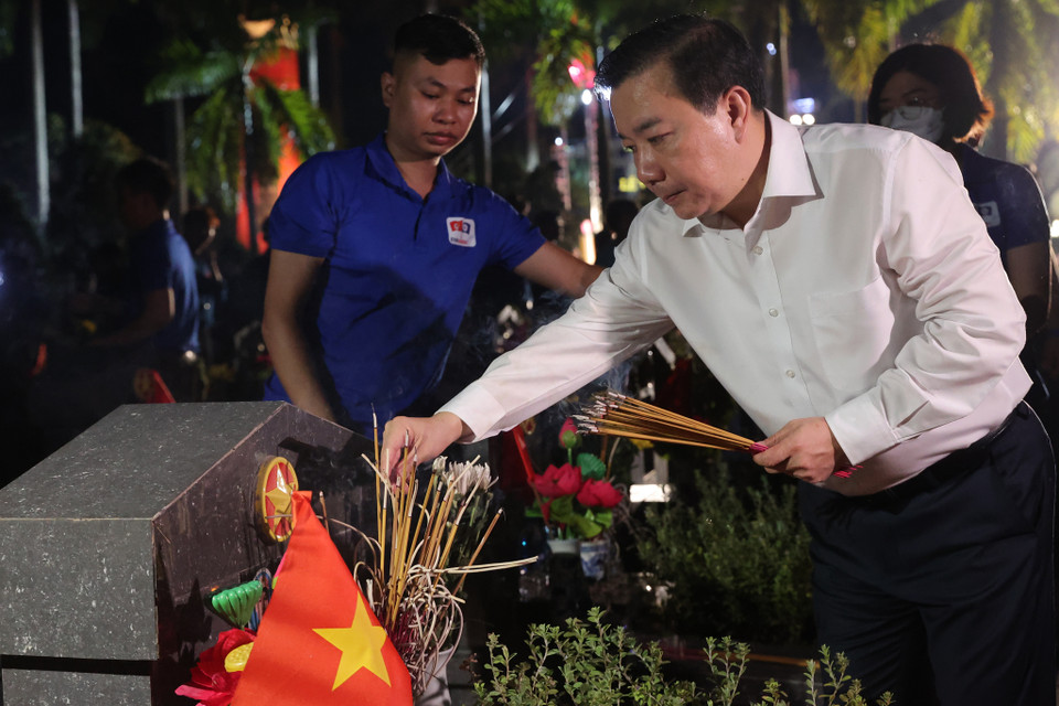 Đồng chí Chử Xuân Dũng- Phó chủ tich Ủy ban Nhân dan Thành phố Hà Nội dâng hương tại các phần mộ liệt sỹ. (Ảnh: Hoài Nam/Vietnam+)