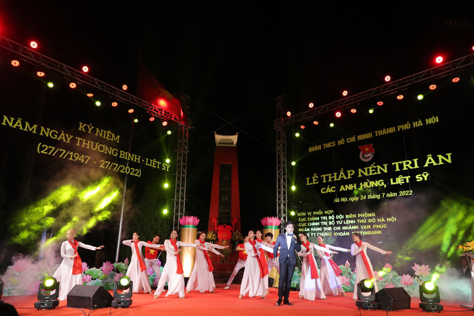 Tối 24/7/2022, tại Nghĩa trang Liệt sỹ Thành phố Hà Nội, Thành đoàn Thành phố Hà Nội tổ chức lễ dâng hương thắp nến tri ân các anh hùng liệt sỹ đã anh dũng ngã xuống để bảo vệ non sông. (Ảnh: Hoài Nam/Vietnam+)