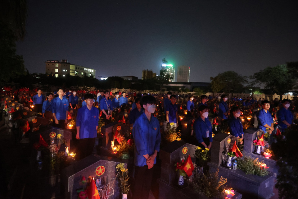 Đoàn thanh niên tham gia dâng hương, thắp nến tại các phần mộ trong lễ tưởng niệm các anh hùng liệt sỹ