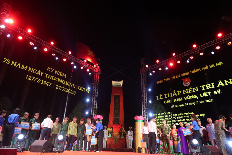 Tại buổi lễ, tuổi trẻ Thủ đô trao tặng phần quà cho các gia đình chính sách, thương binh, gia đình có công với cách mạng, gia đình liệt sỹ,... (Ảnh: Hoài Nam/Vietnam+)