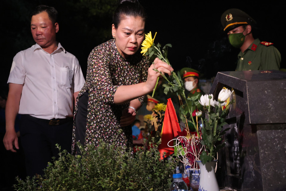 Đồng chí Bạch Liên Hương-Giám đốc Sở Lao động- Thương binh và Xã hội dâng hương tại phần mộ liệt sỹ. (Ảnh: Hoài Nam/Vietnam+)