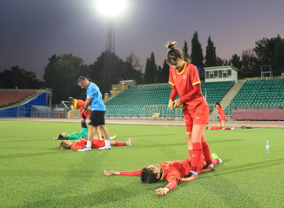 Kể từ khi tới Tajikistan, tất cả các thành viên đều tuân thủ giờ giấc sinh hoạt. Đặc biệt, thức ăn được phục vụ hợp khẩu vị cùng với đồ ăn ban huấn luyện chuẩn bị mang đi thêm, các cầu thủ đã có những bữa ăn chất lượng, đủ chất. (Ảnh: VFF)