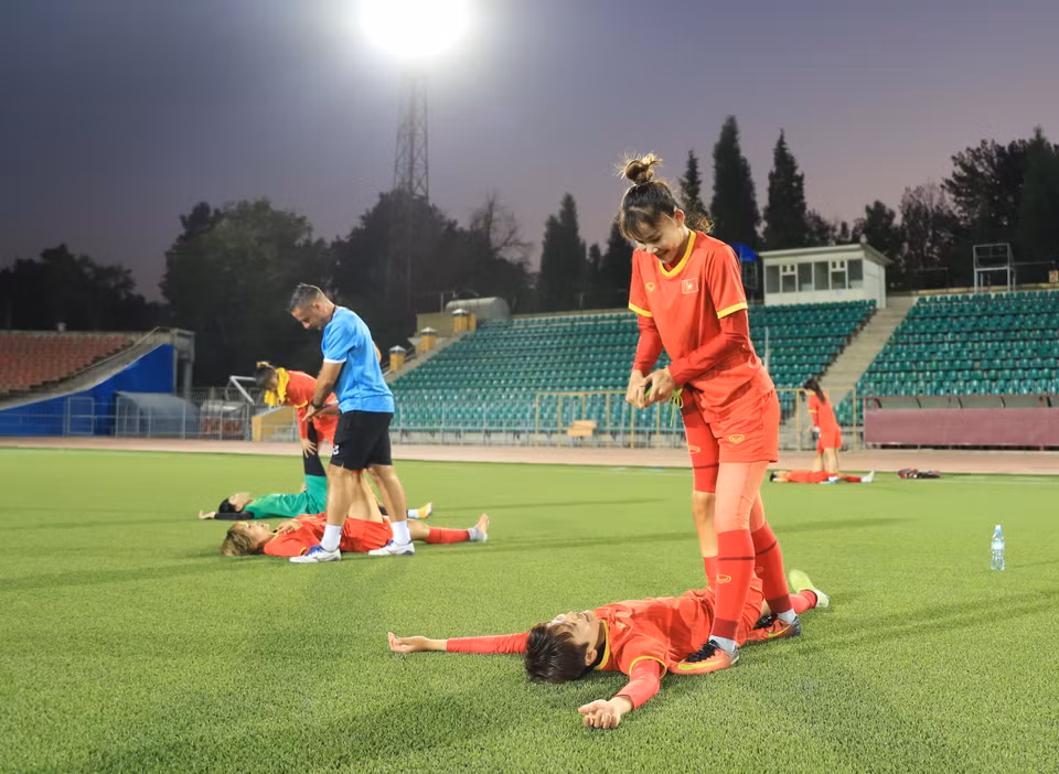 Kể từ khi tới Tajikistan, tất cả các thành viên đều tuân thủ giờ giấc sinh hoạt. Đặc biệt, thức ăn được phục vụ hợp khẩu vị cùng với đồ ăn ban huấn luyện chuẩn bị mang đi thêm, các cầu thủ đã có những bữa ăn chất lượng, đủ chất. (Ảnh: VFF)