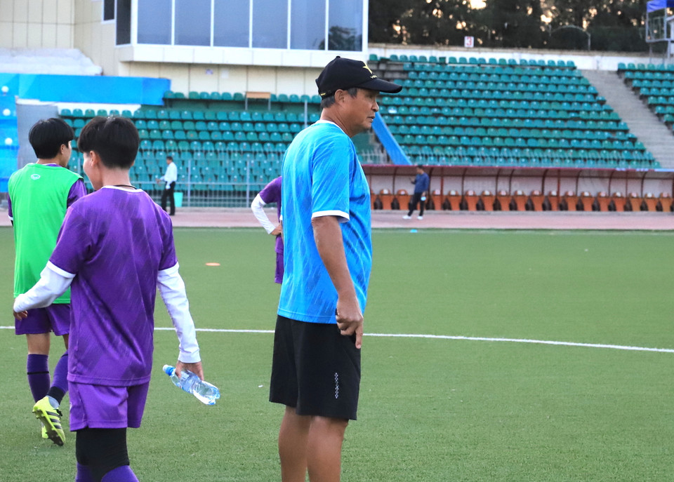 Hôm nay (22/9), lãnh đội Trương Hải Tùng cùng trợ lý sẽ tham dự họp kỹ thuật trực tuyến, trong khi huấn luyện viên trưởng Mai Đức Chung cùng đội trưởng Huỳnh Như sẽ trả lời phỏng vấn trước trận đấu đầu tiên. (Ảnh: VFF)