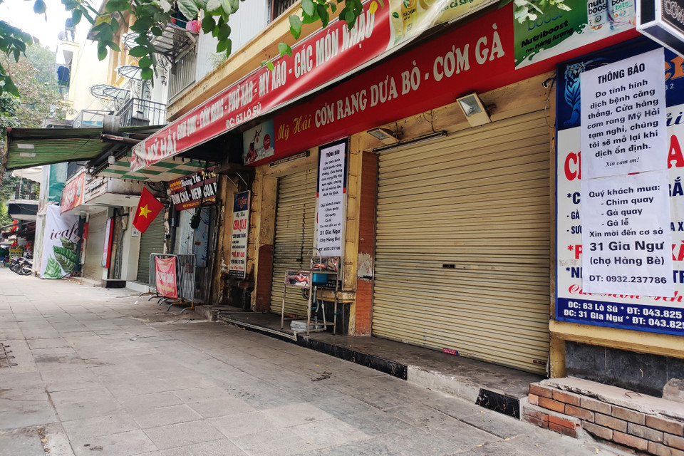 Thời gian gần đây, số ca F0 trong cộng đồng tăng mạnh, các quận trung tâm Hà Nội đã yêu cầu chỉ bán mang về và hạn chế hoạt động đông người sau khi dịch lên cấp độ 3. (Ảnh: Hoài Nam/Vietnam+)