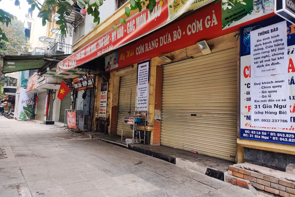 Thời gian gần đây, số ca F0 trong cộng đồng tăng mạnh, các quận trung tâm Hà Nội đã yêu cầu chỉ bán mang về và hạn chế hoạt động đông người sau khi dịch lên cấp độ 3. (Ảnh: Hoài Nam/Vietnam+)