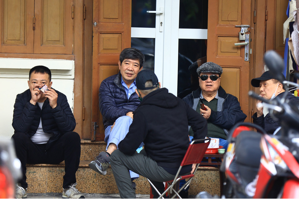 Tuy nhiên, nhiều người dân Thủ đô vẫn đang có tâm lý "mặc kệ", lơ là việc thực hiện nguyên tắc 5K để phòng, chống dịch. (Ảnh: Hoài Nam/Vietnam+)