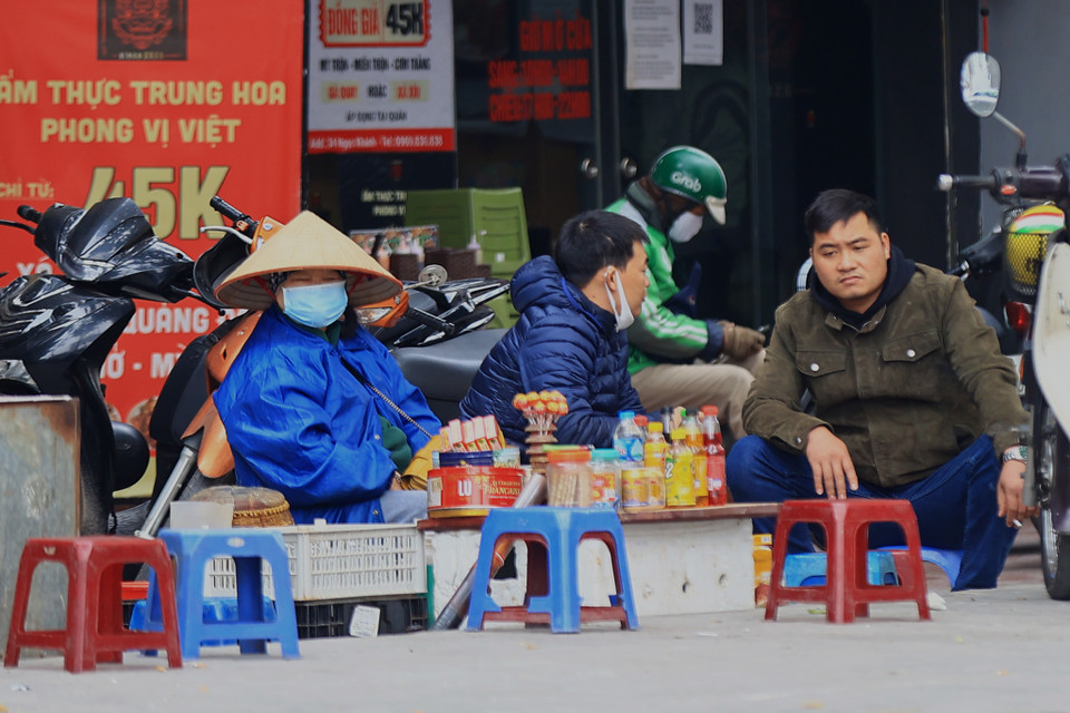 Trên con phố Ngọc Khánh(quận Ba Đình), không khó để bắt gặp những quán trà đá như thế này, vẫn hoạt động ‘ngó lơ’ lệnh cấm. Kể từ sáng đã có gần chục lượt khách tới lui địa điểm này. (Ảnh: Hoài Nam/Vietnam+)