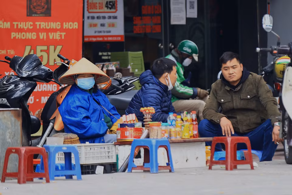 Trên con phố Ngọc Khánh(quận Ba Đình), không khó để bắt gặp những quán trà đá như thế này, vẫn hoạt động ‘ngó lơ’ lệnh cấm. Kể từ sáng đã có gần chục lượt khách tới lui địa điểm này. (Ảnh: Hoài Nam/Vietnam+)