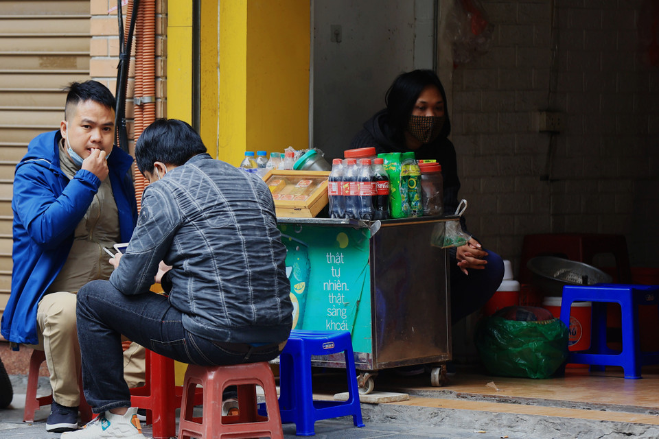 Đa phần khách tới lui các quán vỉa hè này làm việc tự do, lộ trình di chuyển rất nhiều địa điểm hàng ngày, tiếp xúc với rất nhiều người. Nếu có trường hợp F0 tại các quán như thế này sẽ rất khó truy vết. (Ảnh: Hoài Nam/Vietnam+)