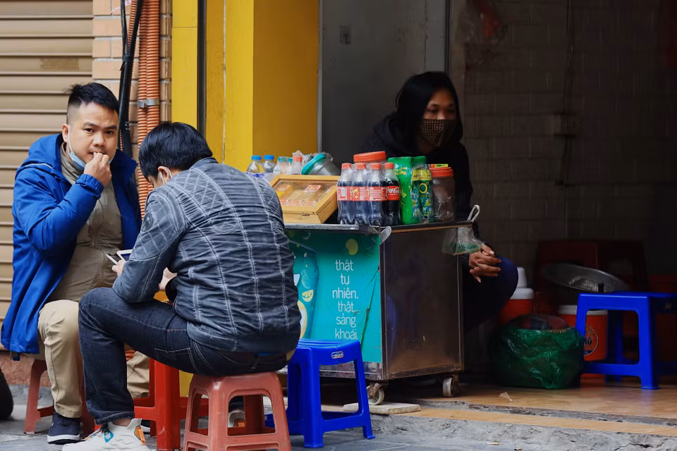 Đa phần khách tới lui các quán vỉa hè này làm việc tự do, lộ trình di chuyển rất nhiều địa điểm hàng ngày, tiếp xúc với rất nhiều người. Nếu có trường hợp F0 tại các quán như thế này sẽ rất khó truy vết. (Ảnh: Hoài Nam/Vietnam+)