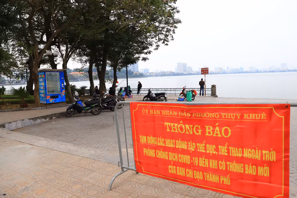 Ủy ban nhân dân các quận cũng đã khuyến cáo người dân hạn chế tiếp xúc xã hội, nếu thực sự không cần thiết thì nên ở nhà. (Ảnh: Hoài Nam/Vietnam+)
