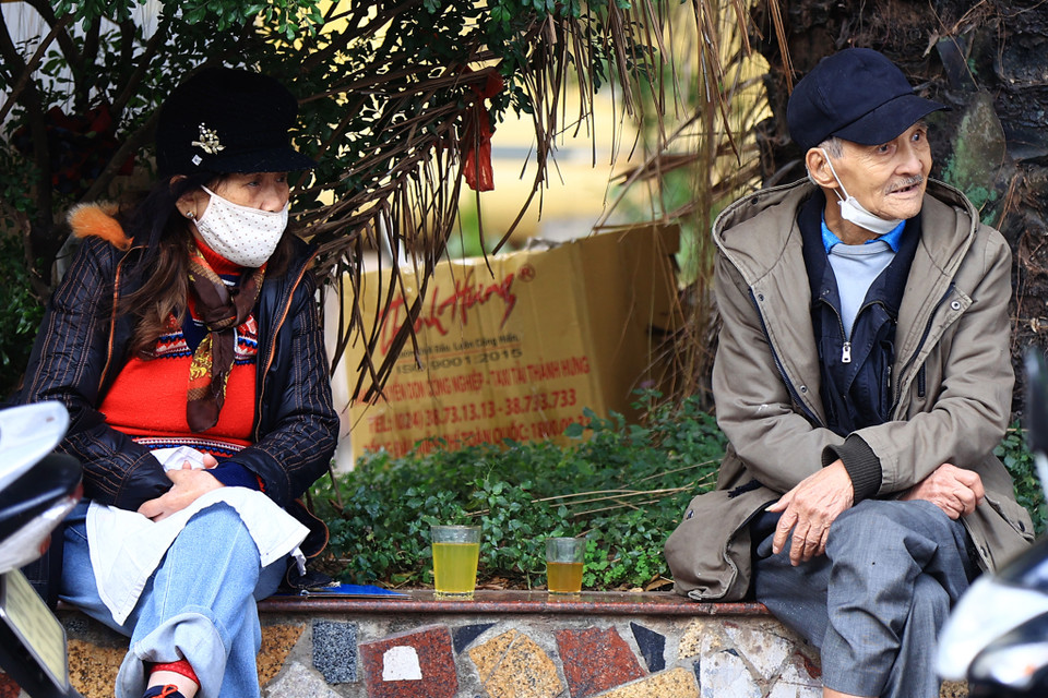 Ghi nhận tại một quán trà đá ven Hồ Gươm, mặc dù đã có lệnh cấm từ nhiều ngày trước đó nhưng quán này vẫn thường xuyên có người đến uống nước tại quán. (Ảnh: Hoài Nam/Vietnam+)