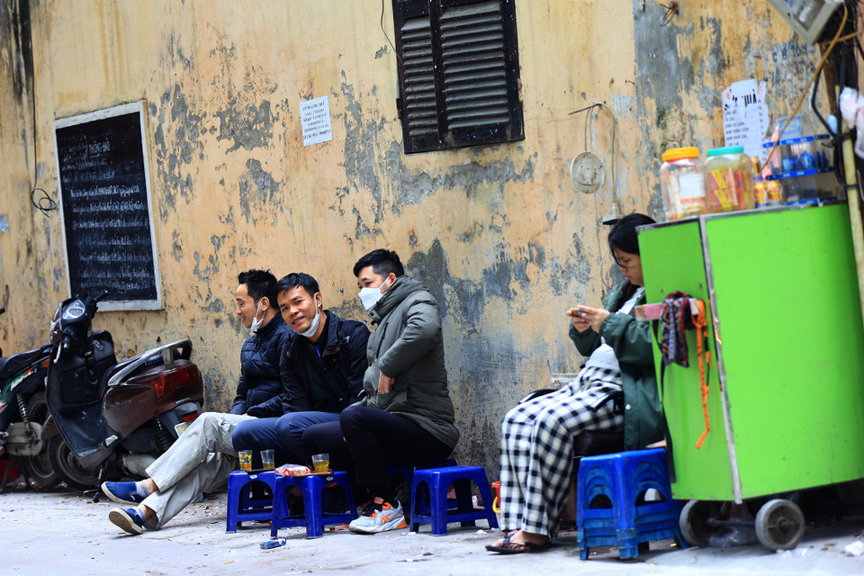 Trên nhiều tuyến phố ở trung tâm Thủ đô, các quán trà đá vỉa hè vẫn ‘nhộn nhịp’ như chưa hề có COVID-19, khách ngồi san sát, trò chuyện rôm rả. (Ảnh: Hoài Nam/Vietnam+)