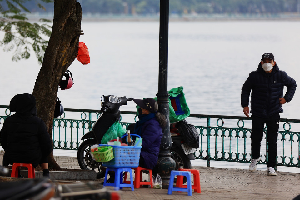 Một địa điểm khác tại quận Tây Hồ, quán trà đá ngang nhiên bày bán cạnh Hồ Tây, ngay sau biển cấm tụ tập đông người chỉ cách đó vài mét. (Ảnh: Hoài Nam/Vietnam+)